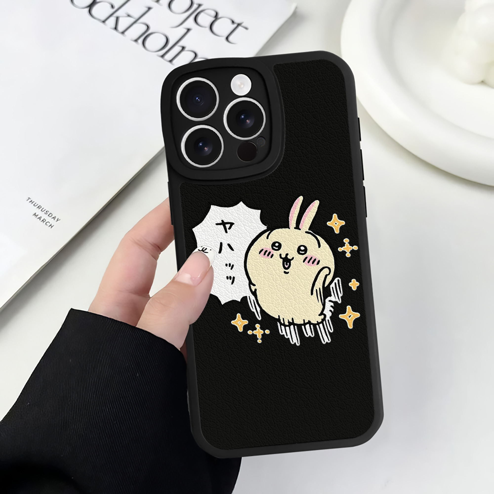 （画像用） ちいかわ うさぎ Chii-kawa usagi 【iPhone 16シリーズ対応】シリコンスマホケース（レザー調） 材質：シリコン